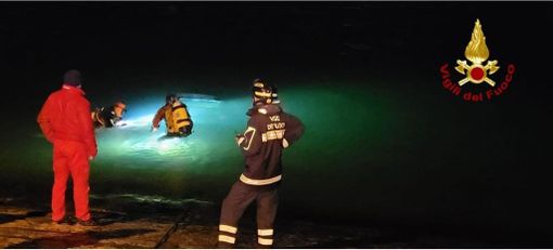 L'auto inabissata nel lago Maggiore a Suna