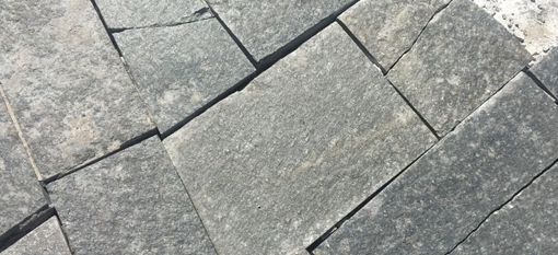 Le lastre ammalorate e la bella piazza Le lastre ammalorate e la bella piazza