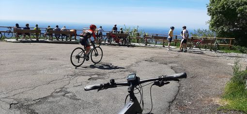 Cicloamatori al belvedere del Campo dei Fiori, dove oggi si sono toccati i 29 gradi