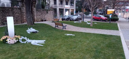 Il parco di Albizzate dopo il passaggio dei vandali in una foto dalla pagina Facebook della Pro Loco Il parco di Albizzate dopo il passaggio dei vandali in una foto dalla pagina Facebook della Pro Loco
