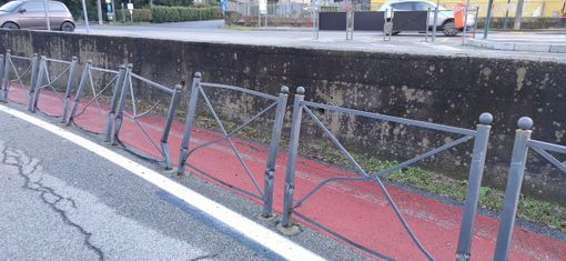 Foto dei parapetti danneggiati dalla pagina Facebook del sindaco Rigazzi