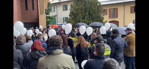 VIDEO. Vita spericolata di Vasco e il volo dei palloncini bianchi per l'ultimo saluto al "Sciur" Bonomi di Varese
