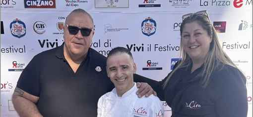 Giuseppe Frau (in arte Peppe Lab) tra Ciro Marino e la moglie di Ciro, Antonella Corradin