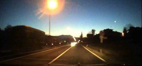 Un fotogramma del video di Nicola Garzero che immortala la meteora (sulla destra)