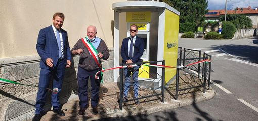 Il taglio del nastro del nuovo Postamat a Cazzago Brabbia