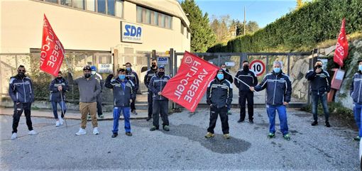 Secondo giorno di sciopero alla Sda di Gazzada Schianno Secondo giorno di sciopero alla Sda di Gazzada Schianno