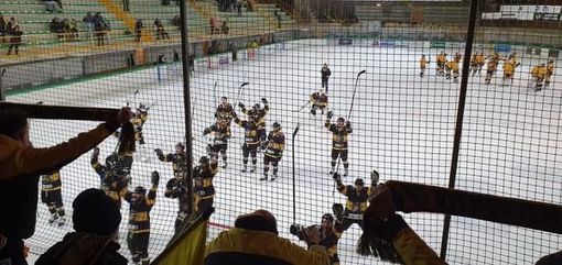 Il delirio dei tifosi gualloneri a Cavalese. Si ringrazia Oana Maria Constandis per la foto Il delirio dei tifosi gualloneri a Cavalese. Si ringrazia Oana Maria Constandis per la foto