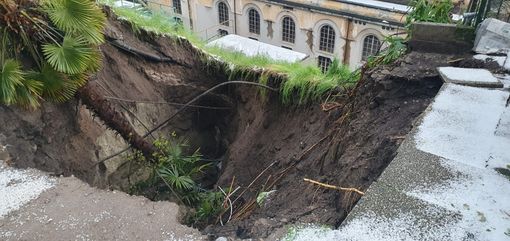 FOTO. Frana il terreno, si apre una voragine a Luino. Smottamento a Cremenaga FOTO. Frana il terreno, si apre una voragine a Luino. Smottamento a Cremenaga