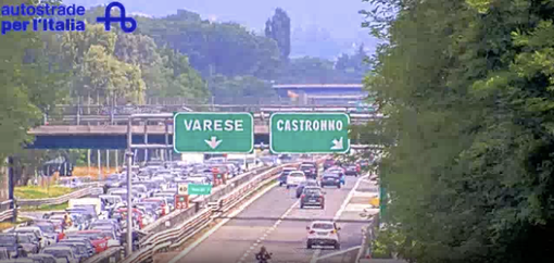 A8 bloccata verso Milano: un'auto si è ribaltata A8 bloccata verso Milano: un'auto si è ribaltata