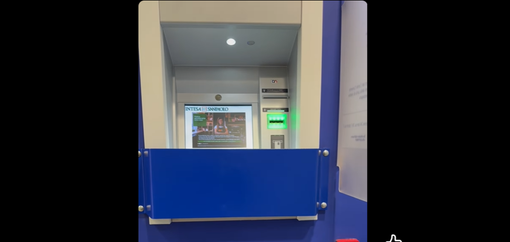 Un frame del video pubblicato sui social da Francesco Bonanno sullo sportello bancario di Besozzo