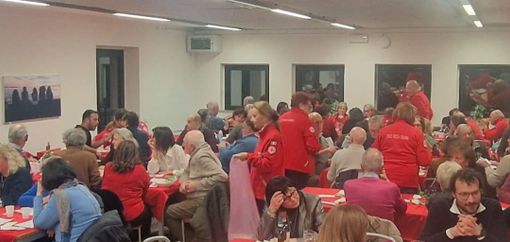 Un'immagine della cena tradizionale lombarda della Croce Rossa di Varese