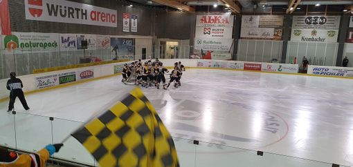 Nella foto di Oana Maria Constandis il gruppo giallonero sostenuto da un grande pubblico giunto da Varese a Egna. Sotto nella gallery le immagini ufficiali dei Mastini