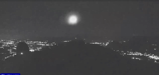 Una delle immagini del missile catturate dalla webcam del Centro Geofisico Prealpino