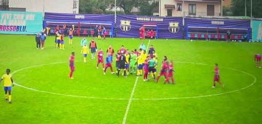 Le proteste finali a Venegono dopo le perdite di tempo degli ospiti su cui l'arbitro non è mai intervenuto Le proteste finali a Venegono dopo le perdite di tempo degli ospiti su cui l'arbitro non è mai intervenuto