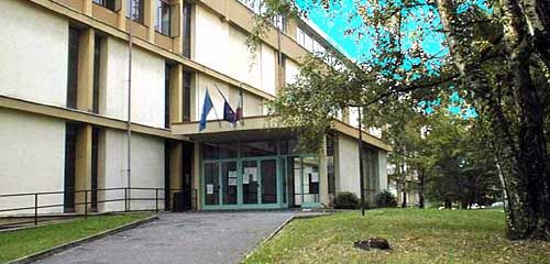 Tre classi in isolamento al Casula, la dirigente: «Nessuno studente è stato male a scuola, erano già a casa»