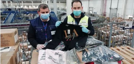 A Malpensa sbarcano 525 magliette Armani taroccate: scatta il sequestro