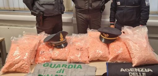 Ponte Chiasso, trovata in dogana con 55 chili di metanfetamine in auto: donna arrestata Ponte Chiasso, trovata in dogana con 55 chili di metanfetamine in auto: donna arrestata