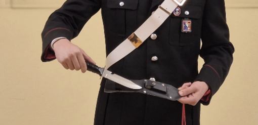 Minaccia con un coltello ragazzi al campetto dopo una lite per gli schiamazzi, un arresto a Verbania Minaccia con un coltello ragazzi al campetto dopo una lite per gli schiamazzi, un arresto a Verbania