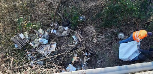 Malgesso: trovati rifiuti abbandonati sotto il ponte della ferrovia