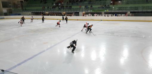 Hockey. Mastini, subito il cuore giallonero: rimontano tre reti, primo morso vincente (4-3). Lunedì l'abbraccio dei tifosi Hockey. Mastini, subito il cuore giallonero: rimontano tre reti, primo morso vincente (4-3). Lunedì l'abbraccio dei tifosi