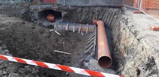 Varese, nuovo cedimento in piazzale Kennedy. Operai al lavoro e circolazione modificata