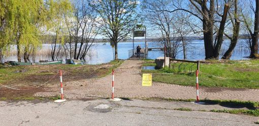 Pista ciclopedonale del lago dissestata e insicura a Biandronno: chiuso il tratto tra il pontile e il trampolino Pista ciclopedonale del lago dissestata e insicura a Biandronno: chiuso il tratto tra il pontile e il trampolino