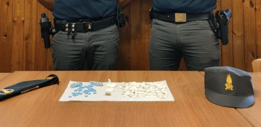 Cocaina, ecstasy e hashish dalla Svizzera: la Finanza di Como arresta due italiani Cocaina, ecstasy e hashish dalla Svizzera: la Finanza di Como arresta due italiani