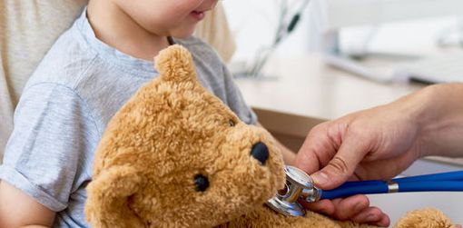 Provocava irritazioni alla pelle della bimba di 16 mesi per farla ricoverare: arrestata madre del Varesotto