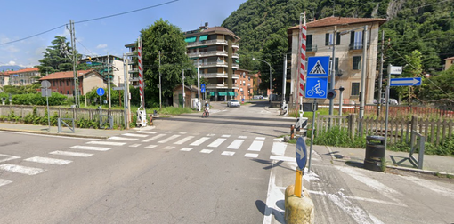 Il passaggio a livello delle Ferrovie Nord a Laveno Mombello