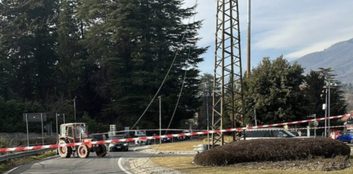 Albero cade sulla linea elettrica alla rotonda dell'Esselunga di Masnago