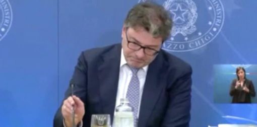 Giancarlo Giorgetti si commuove questa mattina nella conferenza stampa di presentazione della manovra finanziaria parlando di Bobo Maroni