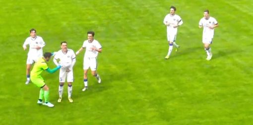 Mira si mette un pallone sotto la maglietta e mima il pancione per festeggiare il primo gol al Pavia, sotto Manfrè chiude il conto al Chinetti (foto tratte dalla diretta di Paolozerbi.com)