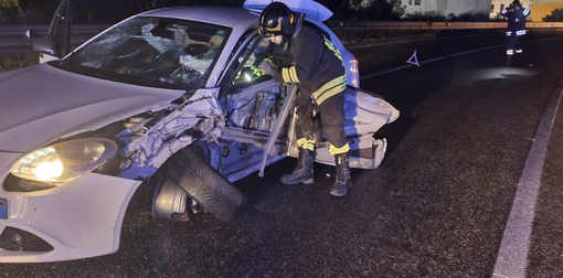 FOTO. Varese, frontale in via Peschiera: auto distrutte, paura per due automobilisti