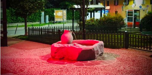 La fontana di Cavaria con Premezzo colorata di rosso per la lotta contro la violenza sulle donne