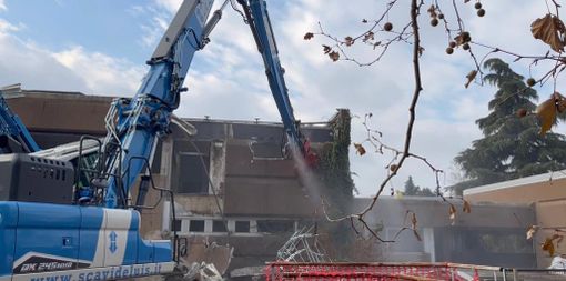 I lavori di demolizione degli edifici della vecchia Don Rimoldi e, sotto nella gallery, come si presenterà il nuovo polo scolastico di San Fermo