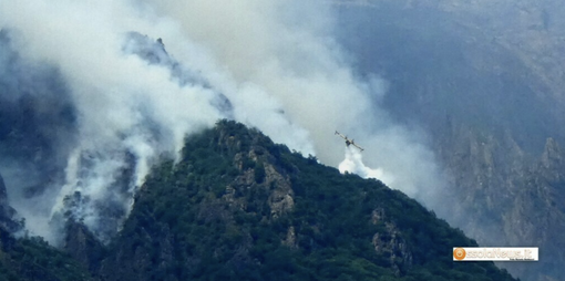 Incendi nel VCO, l'emergenza continua: arriva un super elicottero, attivato un Centro operativo comunale