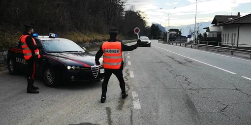 Castelveccana, una bravata che costerà cara: un'auto con a bordo 4 giovanissimi sfreccia all'alt dei carabinieri