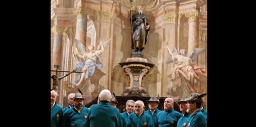 FOTO. Fuori il gelo, dentro il calore della voce e del cuore: il concerto di Natale degli alpini varesini emoziona alla chiesa della Motta