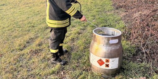 Sopralluogo a Fagnano: un primo telo per frenare l'odore di gas, ora si attende la bonifica Sopralluogo a Fagnano: un primo telo per frenare l'odore di gas, ora si attende la bonifica