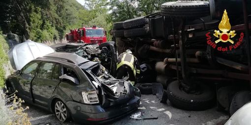 Camion si ribalta e centra in pieno le auto in sosta: paura sulla statale della Valganna