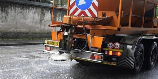 Calano le temperature e il comune aziona i mezzi spargi sale