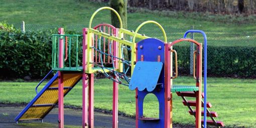 Nuovo parco giochi ai Giardini Estensi: la generosità di un adulto fa felici i bambini