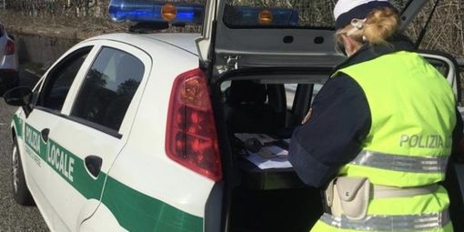 Scattano i controlli straordinari: oltre 60 presidi della Polizia locale di Varese contro alcol, droga e cellulari al volante