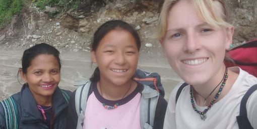 Susanna con due infermiere nepalesi