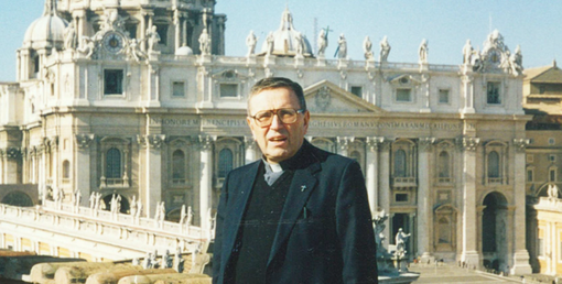 Una foto di monsignor Giovanni Giavini nel giornale della parrocchia di San Giovanni