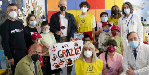 L'allenatore del Milan Stefano Pioli tra i bambini dell'ospedale Del Ponte di Varese