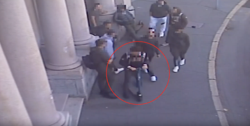 Minorenne accerchiato, rapinato e picchiato dal branco davanti a scuola: arrestati quattro giovani