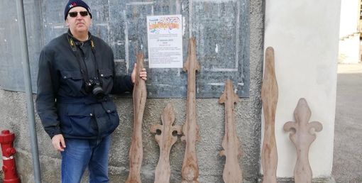 Mario Bianchi di Bizzozero.net con la lancette smontate dal campanile (foto di Cesare Bossi gentilmente concesse da Bizzozero.net)