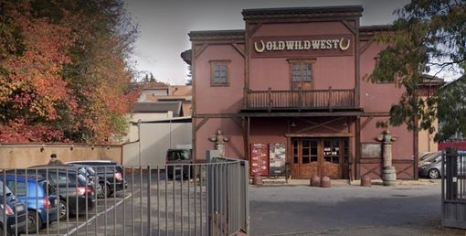 Rapina pistola in pugno e a volto coperto l'Old Wild West. Poi fugge in sella a una bicicletta Rapina pistola in pugno e a volto coperto l'Old Wild West. Poi fugge in sella a una bicicletta