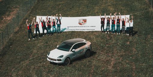 Lo staff di Centro Porsche Varese, pronto a dare una mano alla Caritas Ambrosiana insieme ai clienti (foto archivio)